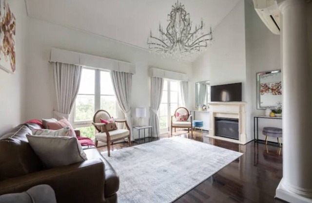 Luxury Style, Easy Walk to MCG , Rod Laver Arena & CBD amongst beautiful gardens