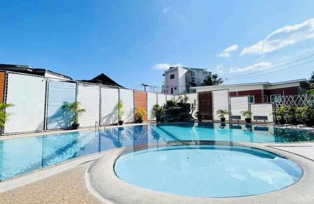 Luxury Suite · Cozy King Bed + Pool @Train Station