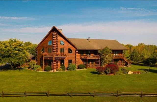 Luxury Suite in Famous Lodge - Jacuzzi + Lake Champlain