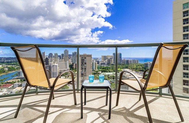 Luxury suite overlooking Waikiki skyline with Ocean View, FREE Parking!
