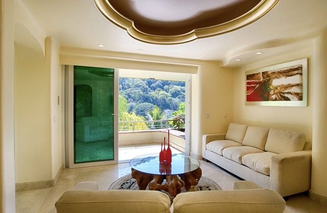 Luxury Suite with Garden and Ocean view