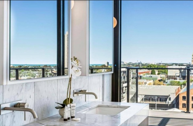 Luxury Three Bedroom Penthouse with Bay and City View
