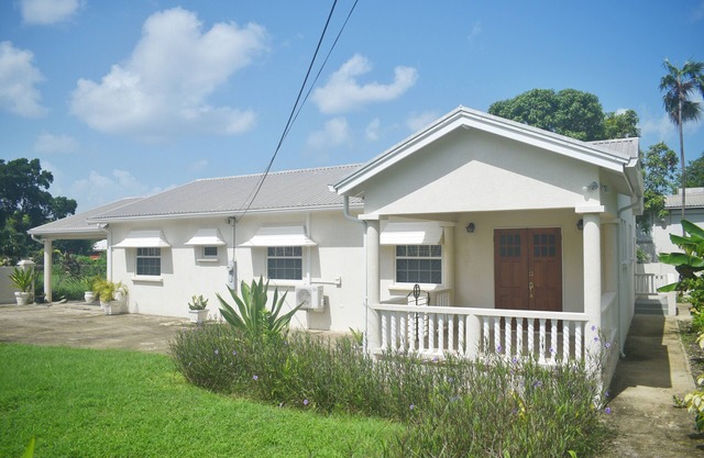 Luxury Three Bedroom Two and 1/2 Bathroom Bungalow Close to Beachn