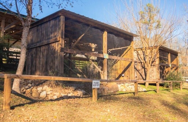 Luxury Tiny Farmhouse @ Goat Daddy's Farm & Sanctuary - A Couple's Get-a-way!nn