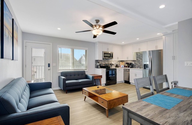 Luxury Top Floor, 2 Bed #11 - 167 Steps to Mission Beach and Boardwalk.