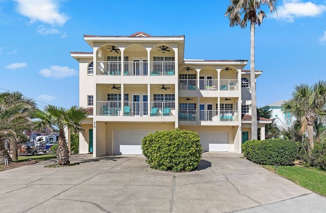 Luxury Townhome Walking Distance to the Beach & Flagler Ave