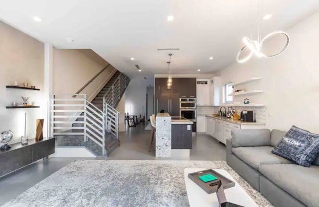 Luxury Townhouse with Pool and Gated Parking