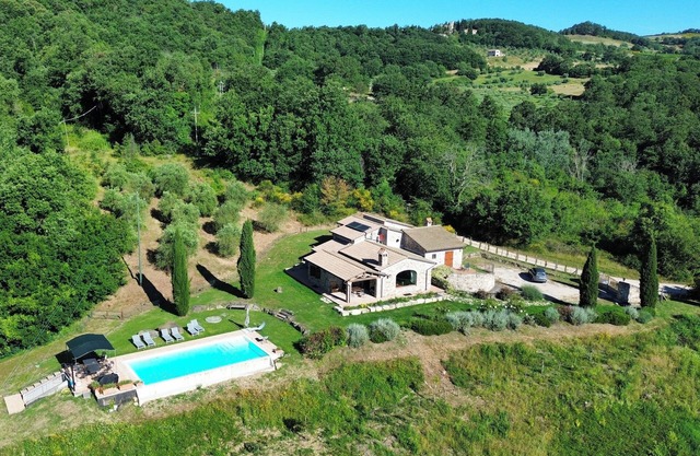 Luxury traditional Villa with private infinity pool. Stunning views of Todi