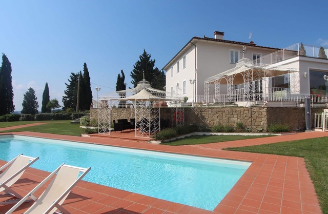 Luxury Tuscany Villa Rental for 18 people