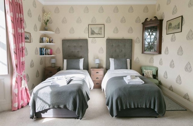 Luxury twin bedroom w ensuite shower room in the wing of private Country House