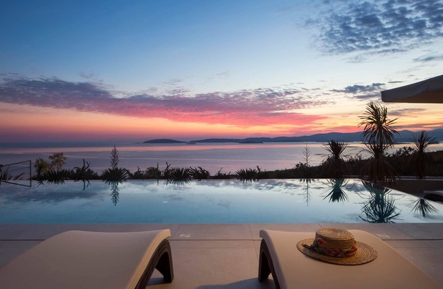 Luxury & Unique Villa Bevel House with sea view, panoramic view, family, quiet area, stylish, bbg