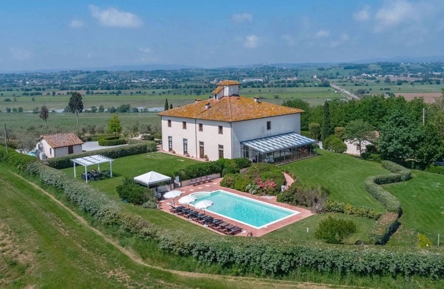 Luxury villa up to 18. Outdoor and indoor pool. jacuzzi and sauna