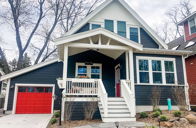 Luxury vacation cottage - walk to downtown New Buffalo, beach, and heated pool!