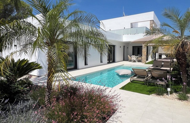 Luxury vacation home for 8 people with heated saltwater pool, 450 m from the sea