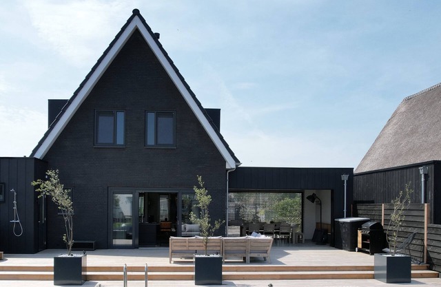 Luxury vacation home including boat and heated veranda in Stavoren