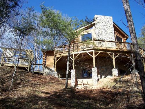Luxury Vacation Rental with a Hot Tub for Rent in Clyde, North Carolina