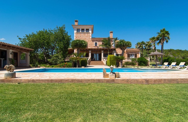 Luxury villa 330m2,pool, free WIFI, lerge garden and love