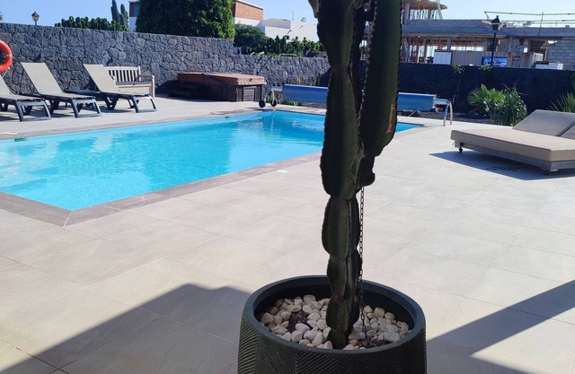 Luxury Villa, 4 bedrooms en-suite, pool, hot tub, air cond, wi-fi, roof terrace