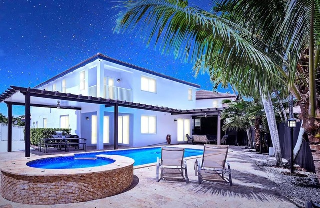 Luxury Villa 5BD/5BA Pool Jacuzzi Near Airport & Miami Perfect World Cup 2026