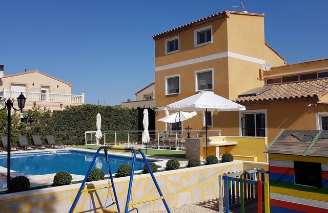 LUXURY VILLA: CHILDREN'S PARK, CLIMATE, SWIMMING POOL, BARBECUE, SAT TV, WI-FI .