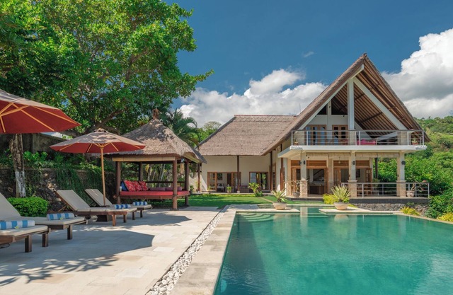 Luxury villa close to Lovina with pool and staff and spectacular views!