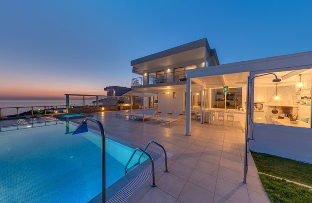 Luxury Villa Delfini Kalamaki Seaside Pool Jacuzzi Wi-Fi, Smart HOME