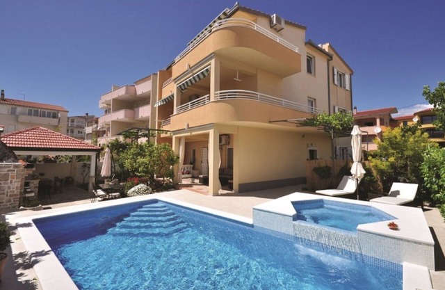 Luxury Villa DG - ideal for 16 persons with private pool