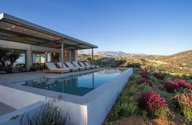 Luxury villa for 8 with pool and view of the Cretan mountains and the Libyan Sea