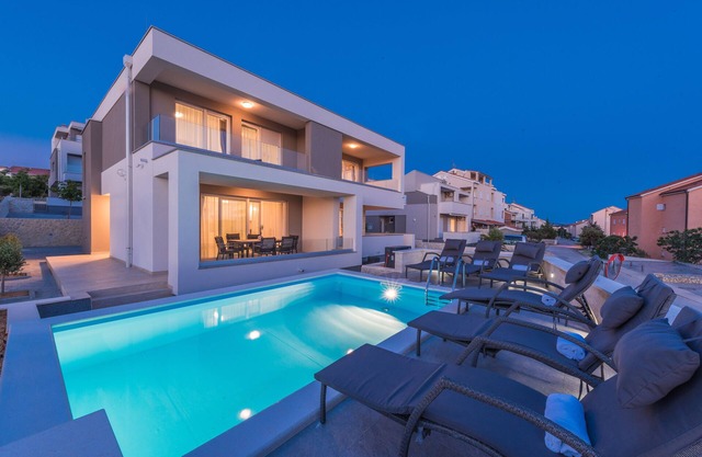Luxury Villa for18 with Private Heated Pool near the Beach