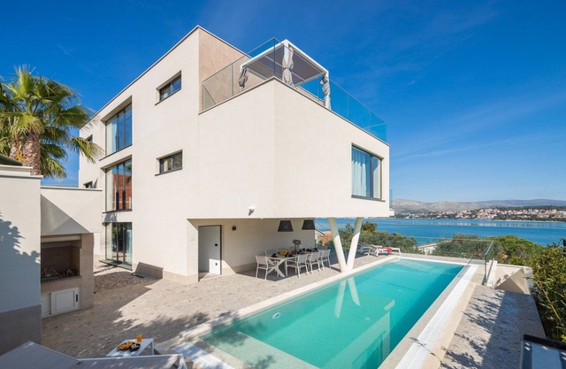 Luxury Villa Glass with Pool