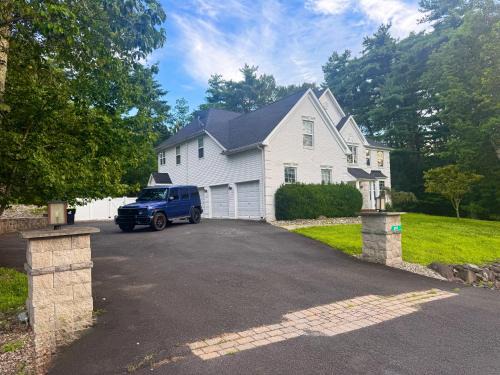 Luxury Villa- Hot Tub-King Bed Suite-Fenced Yard-Game Room-Fire Pit-Ski
