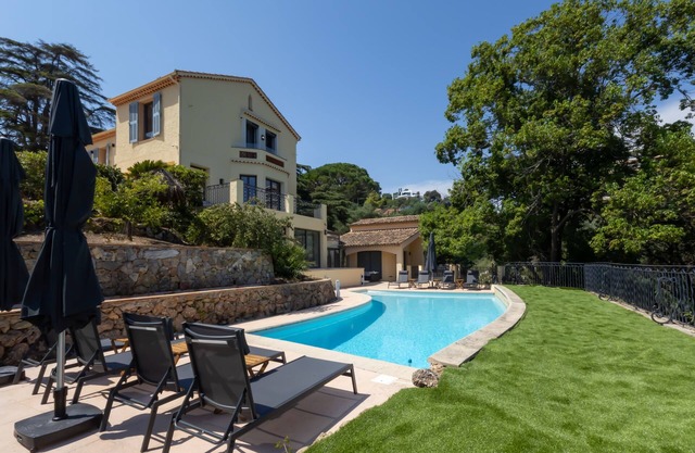 Luxury villa in Cannes, private pool, near Palais des Festivals and beach.