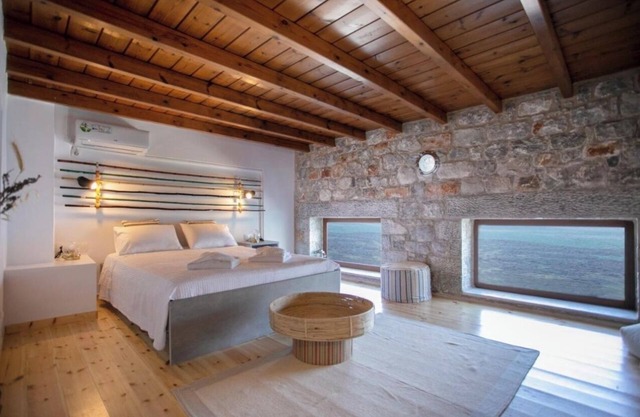 Luxury villa in front of the sea for 8 people