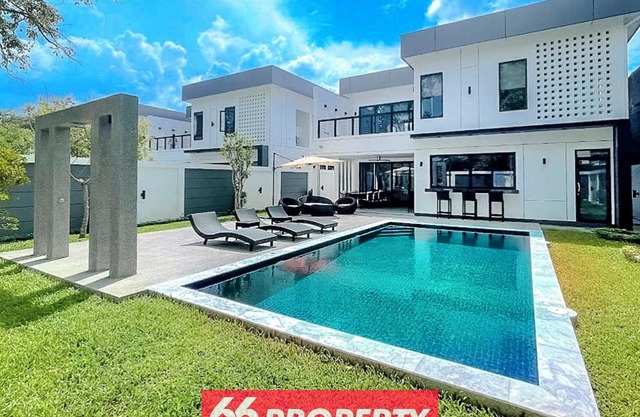 Luxury Villa in Green Community. 10 min from Old City/Airport.