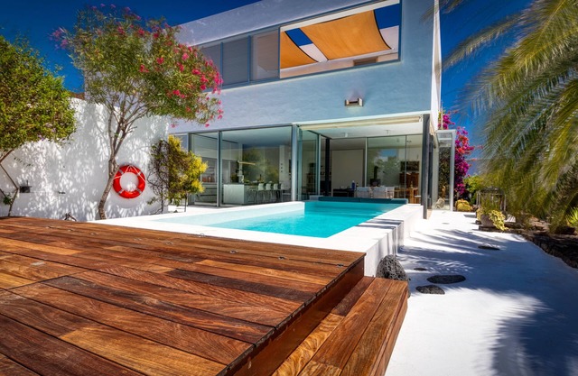 Luxury Villa in Guatiza-3 Bedrooms-5 Pax-Heated pool-Wi-Fi-Sea view-Chill out
