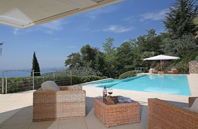 Luxury Villa With Magnificent Lake Views, Private Pool, AC, And large garden