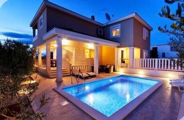 LUXURY VILLA IVAN WITH POOL, ISLAND ŠOLTA