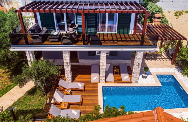 Luxury Villa Jasmina, heated pool, sea side, kids playground, fitness, sauna
