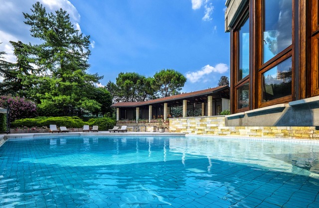 Luxury villa near Verona: design, swimming pool, park, tennis, fitness corner