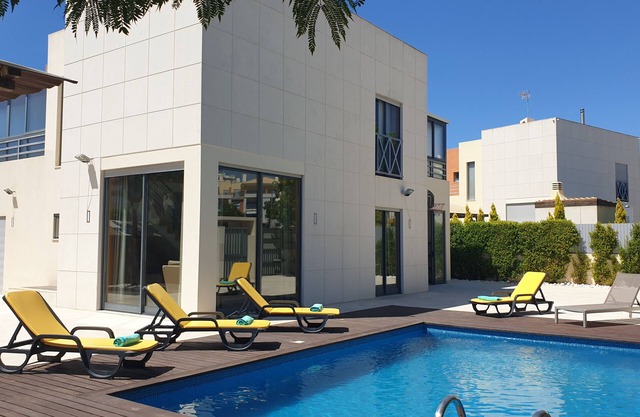 Luxury Villa Olivia 10-15min to the Oura Beach with a private swimming pool