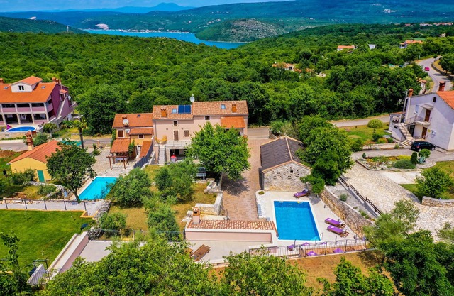 LUXURY VILLA ON SPACIOUS PRIVATE PROPERTY