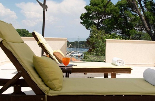 LUXURY: VILLA on the SEA, POOL & BEACH BIKE & KAYAK & PRESENT