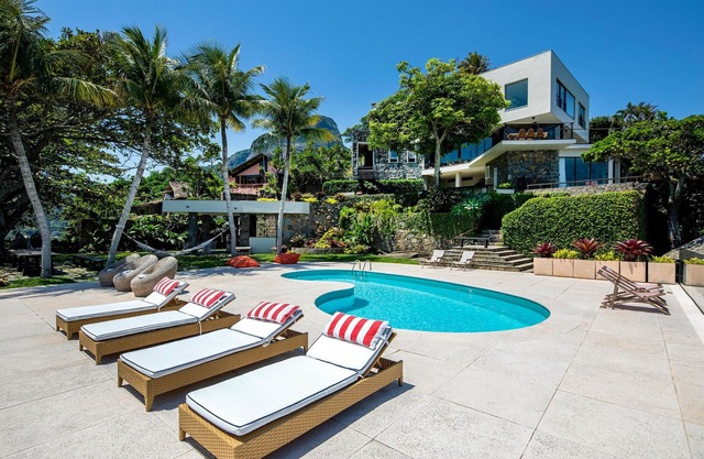 Luxury villa overlooking the sea in Joá - Joa006