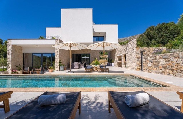 Luxury Villa Praska with 3 en-suite bedrooms, Finnish Sauna, private pool