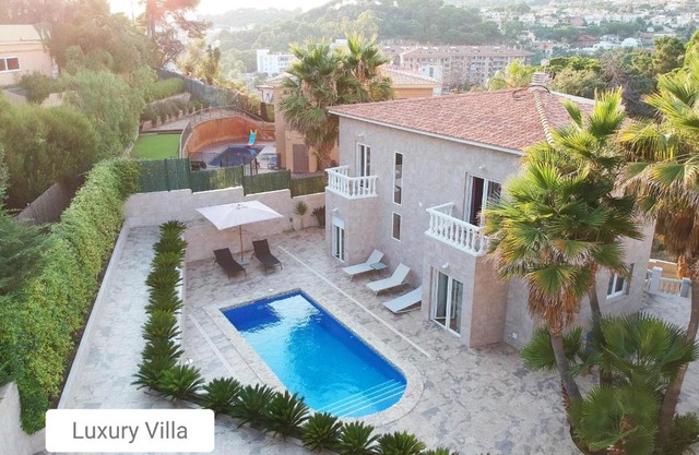 Luxury Villa - Private Beach and Pool -