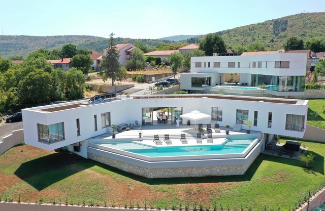 Luxury Villa Red & Blue heated pool, sauna, tennis court, mini golf, stylish, family, panoramic view