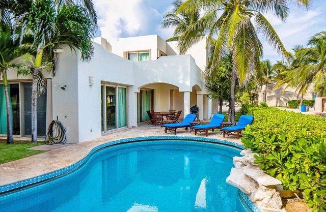 Luxury Villa, Sea View, steps to the Beach exclusively located