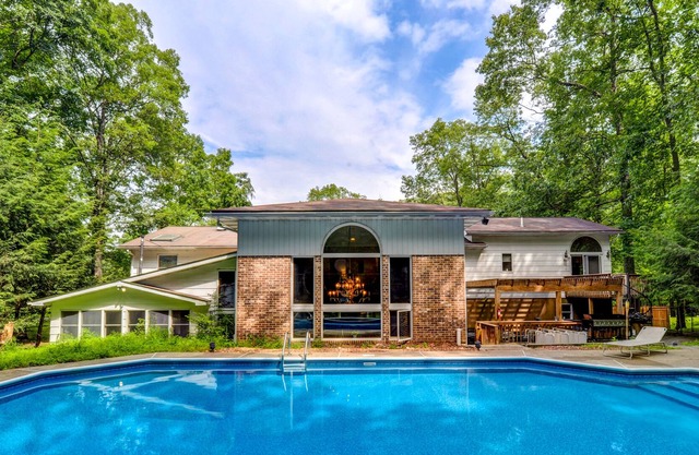 Luxury Villa, SKI SHAWNEE/ BUSHKILL/PRIVATE 36' POOL/Hot Tub/Firepit