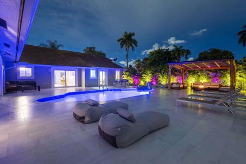 Luxury Villa Serena Heated Pool 15 min to Beach