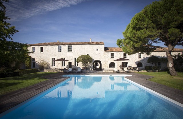 Luxury Villa, sleeps 24, private pool & gardens, close to beaches & La Rochelle